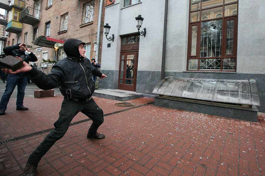 Радикалы громят здание Россотрудничества в Киеве