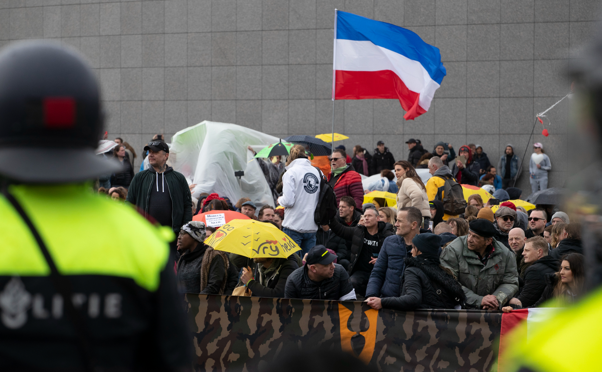 События в нидерландах. Человек. Демонстрации в Нидерландах. Протесты в Армении.