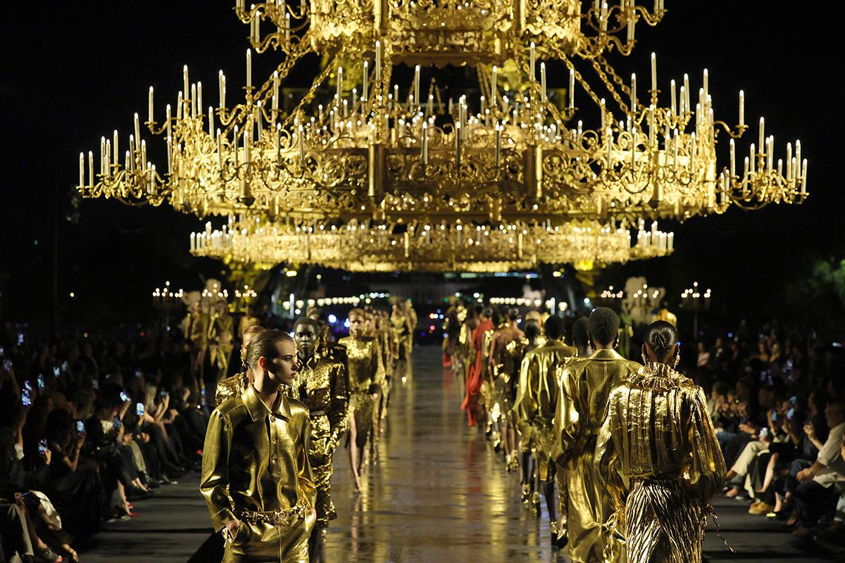 Модели на подиуме во время показа женской коллекции Saint Laurent сезона весна-лето 2027 в рамках Недели моды в Париже