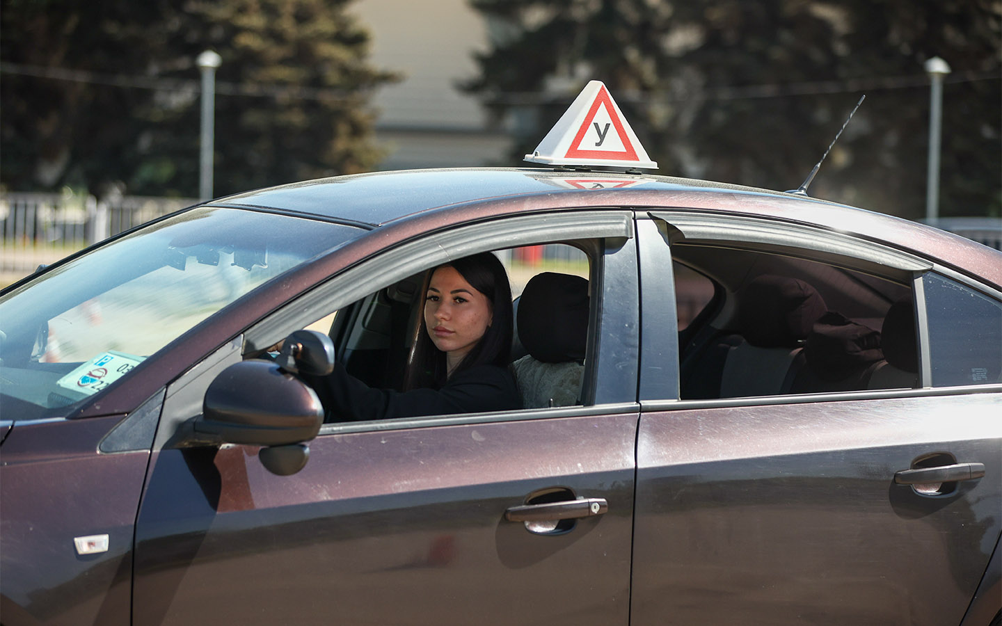 Если один из супругов оплатил обучение второго в автошколе, то лично получить налоговый вычет он не сможет