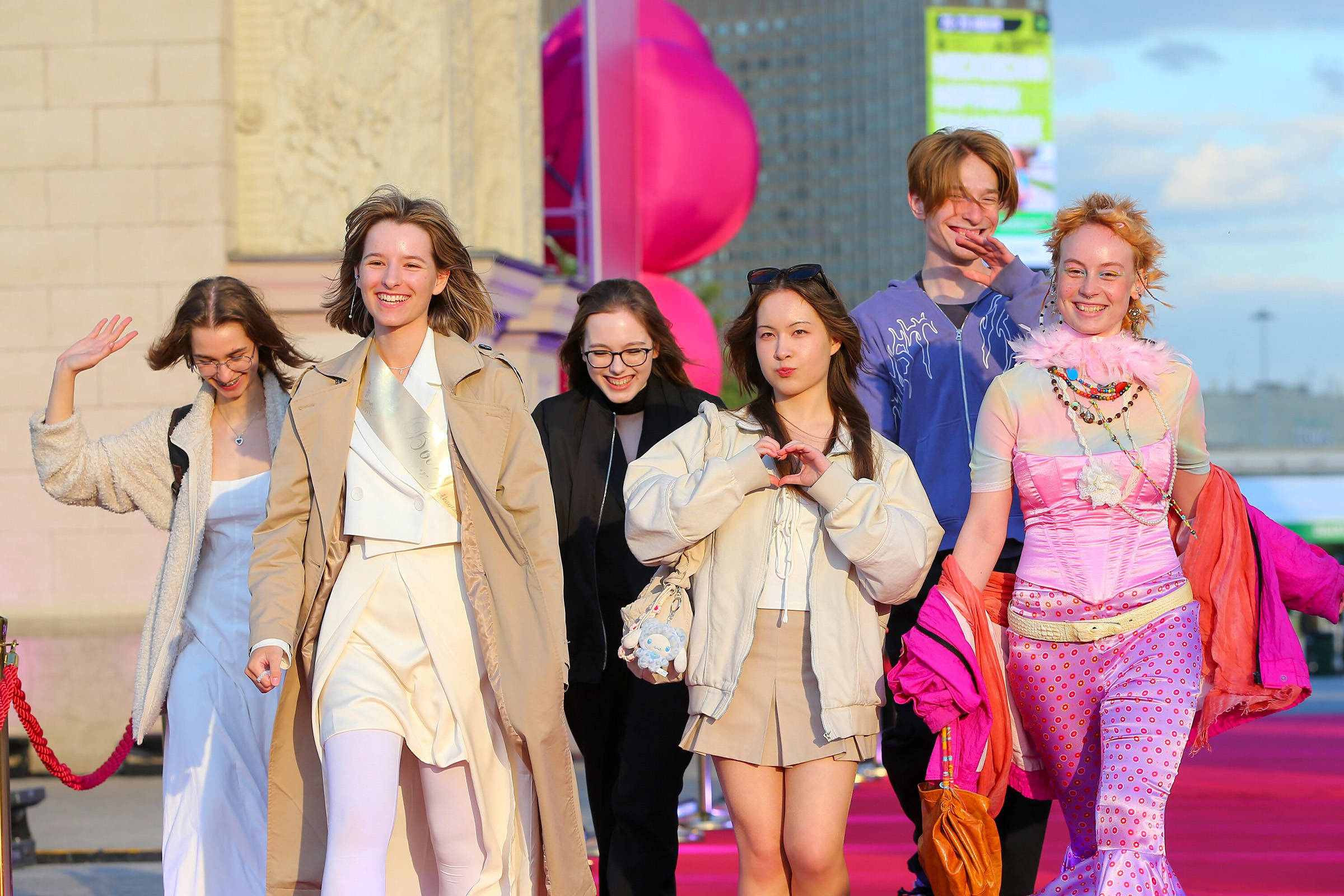 В Москве на ВДНХ прошел городской выпускной для школьников. В празднике приняли участие более 45 тыс. выпускников и педагогов.