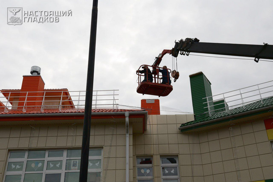 Гладков показал, как детсады в Белгороде закрывают антидроновой сеткой Гладков показал, как детсады в Белгороде закрывают антидроновой сеткой