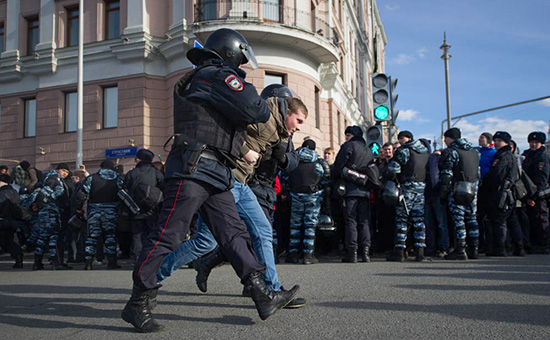 Задержание участника ​антикоррупционной акции протеста оппозиции в&nbsp;центре Москвы


