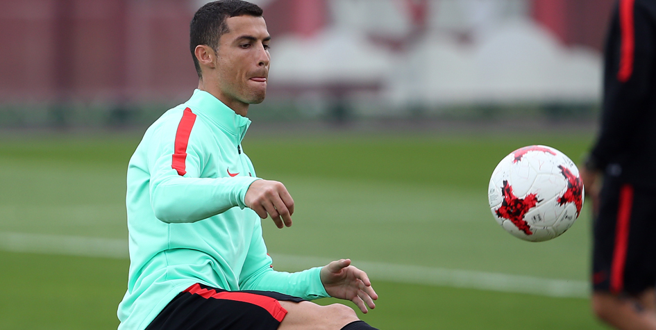 Капитан сборной Португалии Криштиану Роналду готовится к матчу с Чили