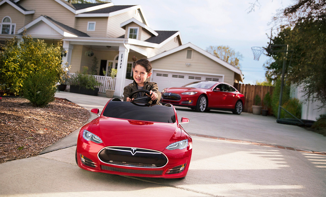Не забывает о детях и американская Tesla, разработавшая свой первый игрушечный электрокар. Новая версия Model S предназначена для начинающих водителей в возрасте от трех до восьми лет и стоит 599 долларов. В списке оборудования: светодиодная оптика, аудиосистему и литий-ионный аккумулятор. Максимальная скорость &laquo;в целях безопасности&raquo; ограничена 10 км/ч. Подзарядить детский электрокар можно от обычной розетки.