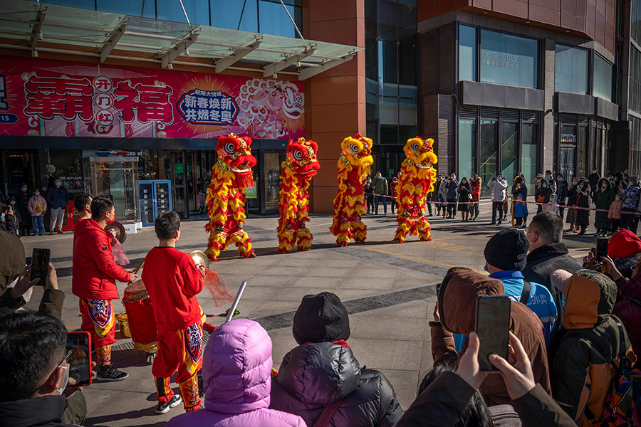 Пекин, Китай. Традиционный китайский танец льва часто исполняют в первый день Нового года, чтобы привлечь удачу. На третий год пандемии жестких ограничений в период праздника не устанавливали. На фоне распространения штамма &laquo;омикрон&raquo; в ряде стран Юго-Восточной Азии вводились ограничения на поездки, хотя полностью их не запрещали. В самом Китае передвижения для граждан могут быть затруднены из-за системы QR-кодов