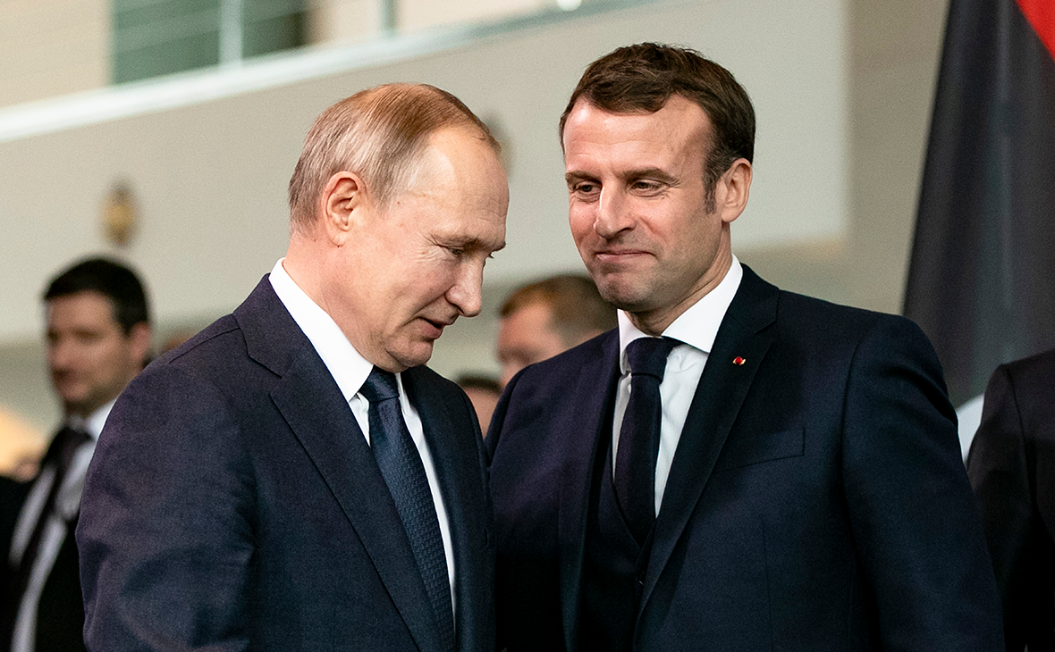 Эмманюэль Макрон (справа) и Владимир Путин