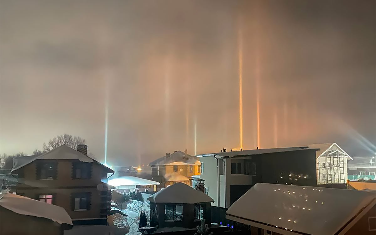 В ночном небе Киева заметили необычное явление: фото и версии
