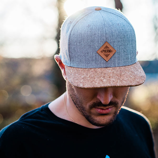 Кепка с козырьком из пробки