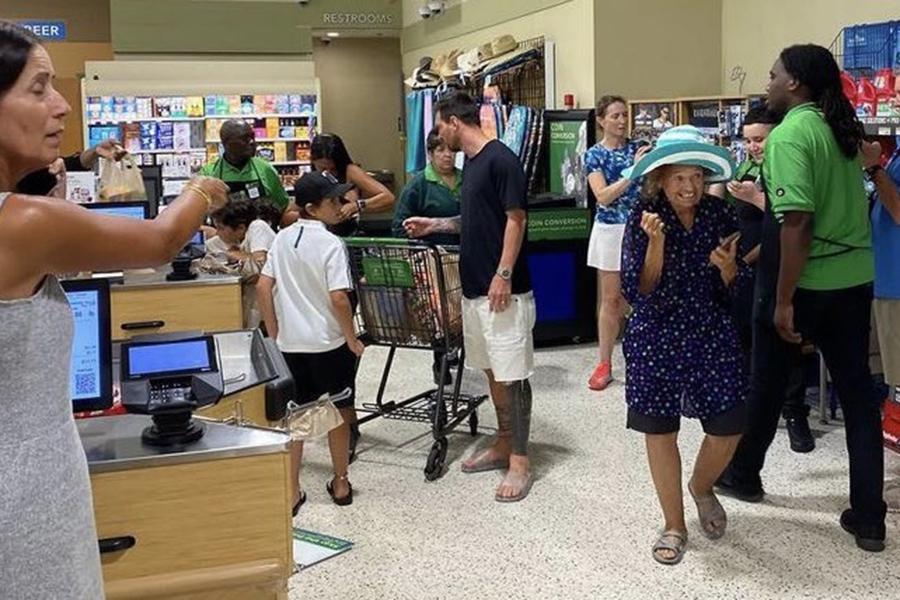 14 июля в соцсетях появились кадры фотографии, на которых Месси без охраны пришел за покупками в обычный супермаркет в Майами. Футболист был вместе с&nbsp;семьей.