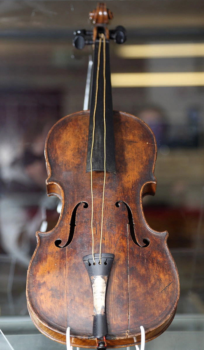 <p>На идентификацию скрипки Уоллеса&nbsp;Хартли, найденной на чердаке, ушло около 7 лет. В итоге инструмент продали за огромную сумму&nbsp;&nbsp;</p>
