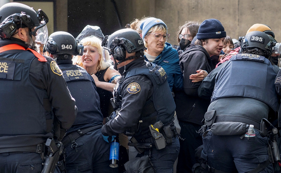 Jan Sonnenmair / Reuters