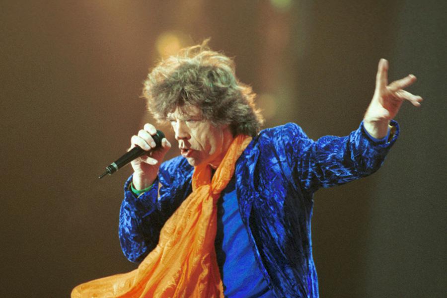 Солист рок-группы The Rolling Stones Мик Джаггер во время выступления в Москве на стадионе «Лужники», 12 августа 1998 года