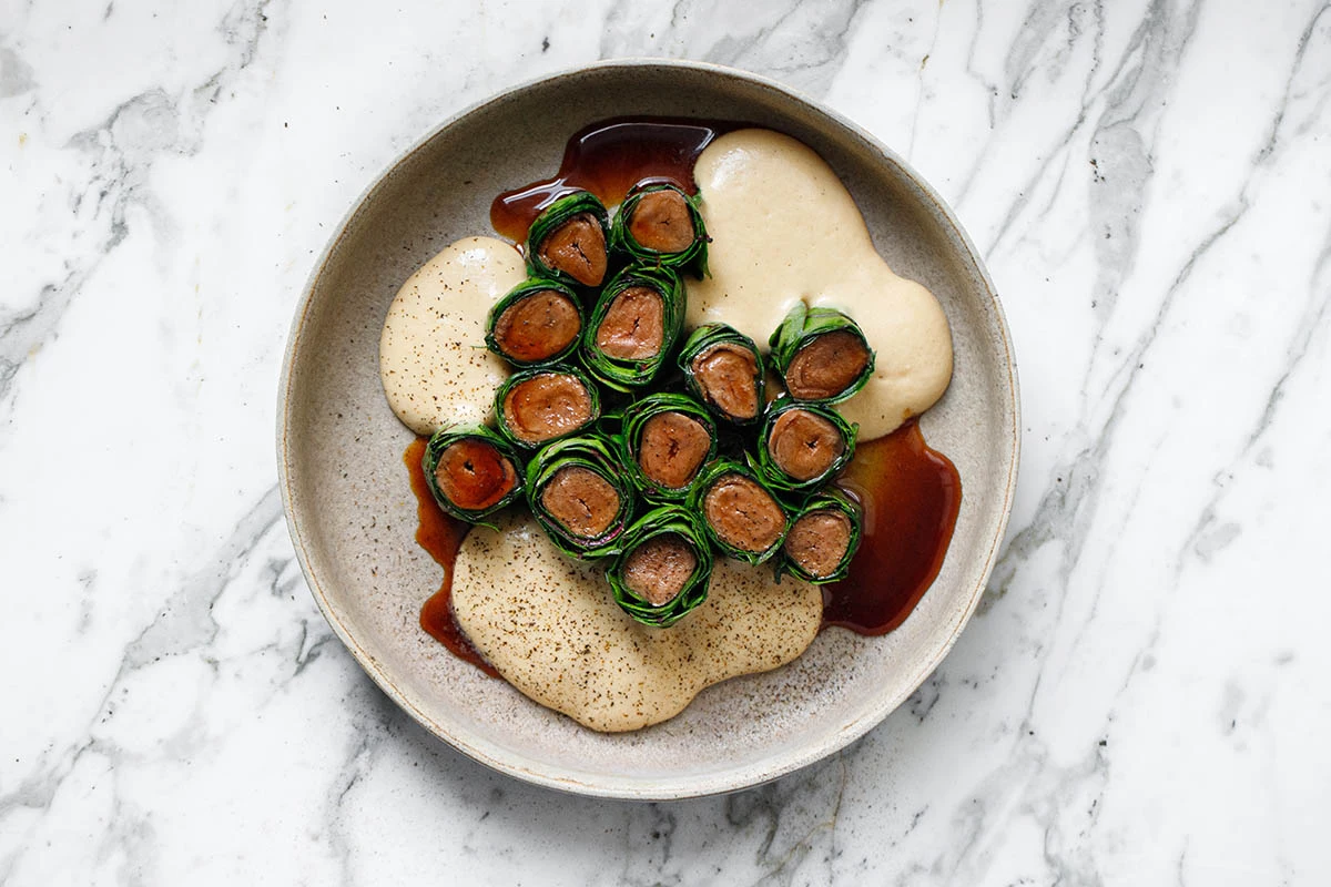 Утиные сердца, луковый мусс и мангольд