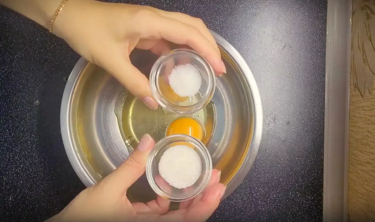 Добавьте в яйца соль и сахар