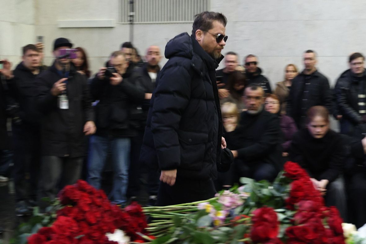 На прощание пришел&nbsp;комик и&nbsp;актер&nbsp;Гарик Харламов. Он ранее рассказывал, что слава пришла к Попову не сразу: &laquo;Кто-то становится известным мгновенно и без особых усилий, а кому-то приходится пахать для этого. Ромка относился ко второму типу&raquo;. По словам Харламова, несмотря на творческие неудачи, актер &laquo;никогда не жаловался, а спокойно работал и добивался своего. Упорство и сила воли в итоге дали свои плоды&raquo;.