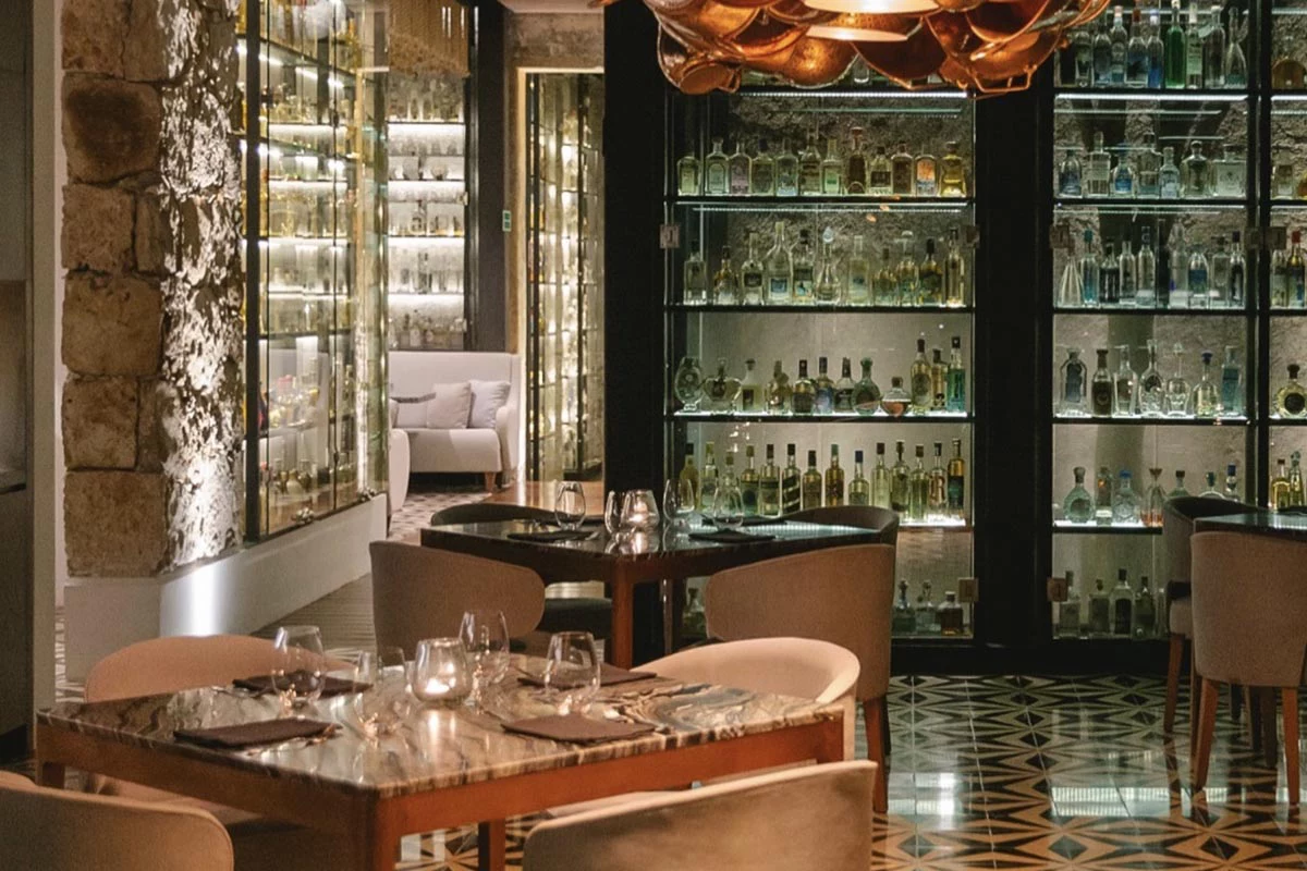 По предварительному бронированию гостям ресторана проводят дегустацию текилы, однако купить коллекционную бутылку нельзя