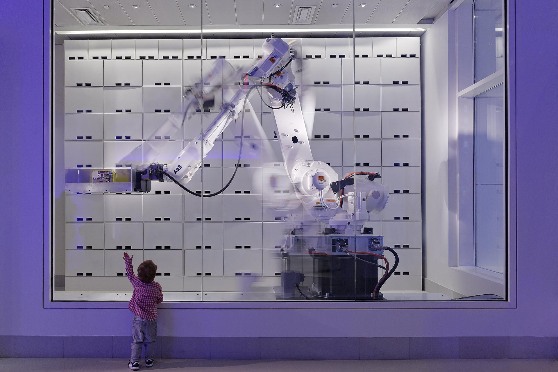 Робот Yobot в&nbsp;отель Yotel, Нью-Йорк