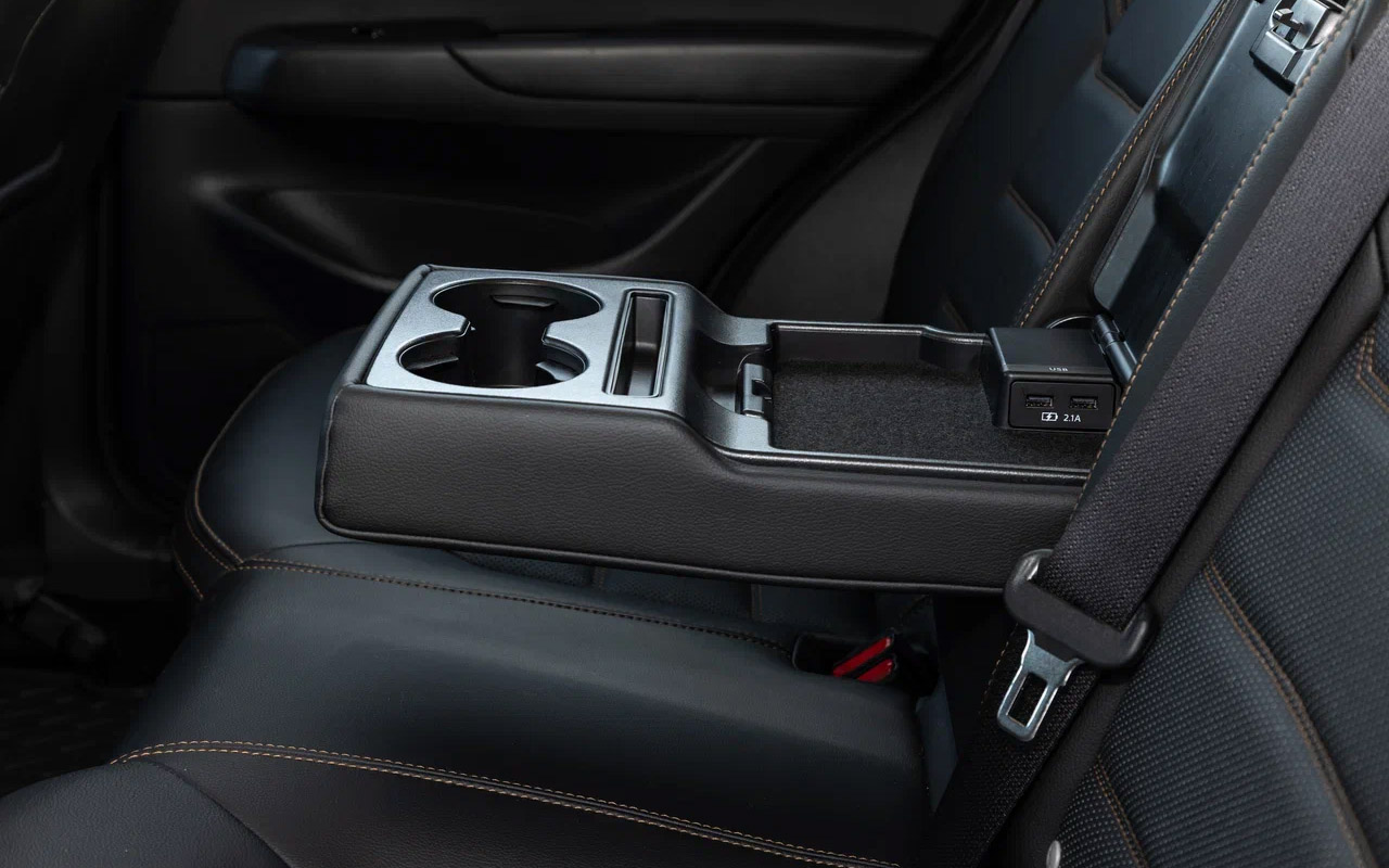 Разъемы USB на&nbsp;Mazda CX-5 поместили не на консоли в ногах, а в откидном подлокотнике. И это здорово, ведь так удобнее!&nbsp;