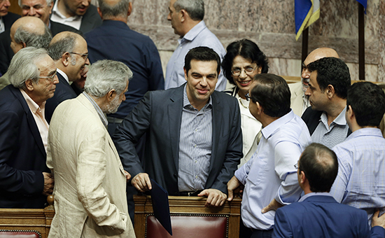 Премьер-министр Греции&nbsp;Алексис Ципрас (в центре) во время выступления в парламенте