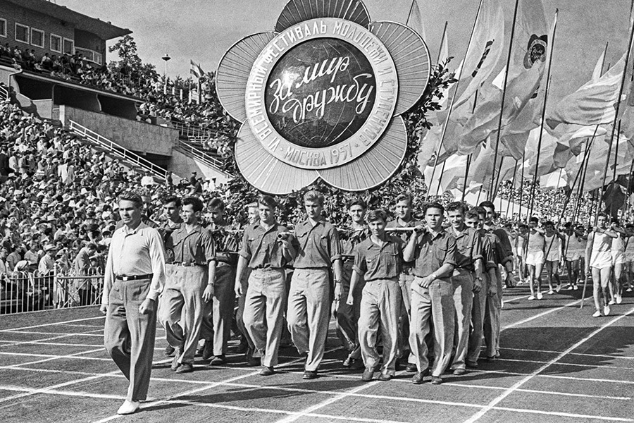 Московский фестиваль, ставший важнейшим событием для советской молодежи, прошел с 28 июля по 11 августа 1957 года под лозунгом &laquo;За мир и дружбу&raquo;. Его участниками стали 34 тыс. человек из 131 страны &mdash; такого количества гостей впоследствии не принимал ни один из подобных фестивалей.

На фото: марш-парад во время открытия спортивных соревнований на фестивале 1957 года
