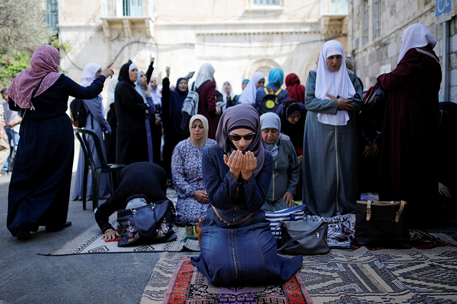 Палестинские женщины молятся во время беспорядков


