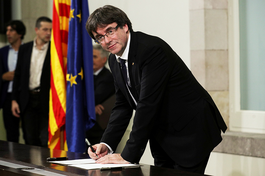 Президент женералитата Каталонии​ Карлес Пучдемон подписывает Декларацию о независимости