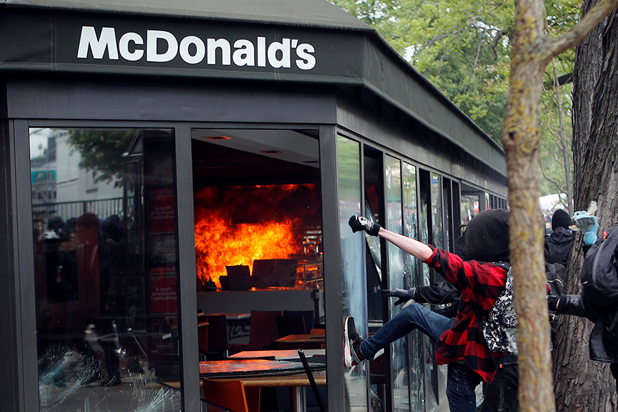 По словам властей, около 1,2 тыс. людей в масках и капюшонах, одетые в черное, присоединились к демонстрации профсоюзов. Недалеко от станции Аустерлиц на востоке Парижа они начали громить магазины, включая гараж Renault и ресторан McDonalds.
​