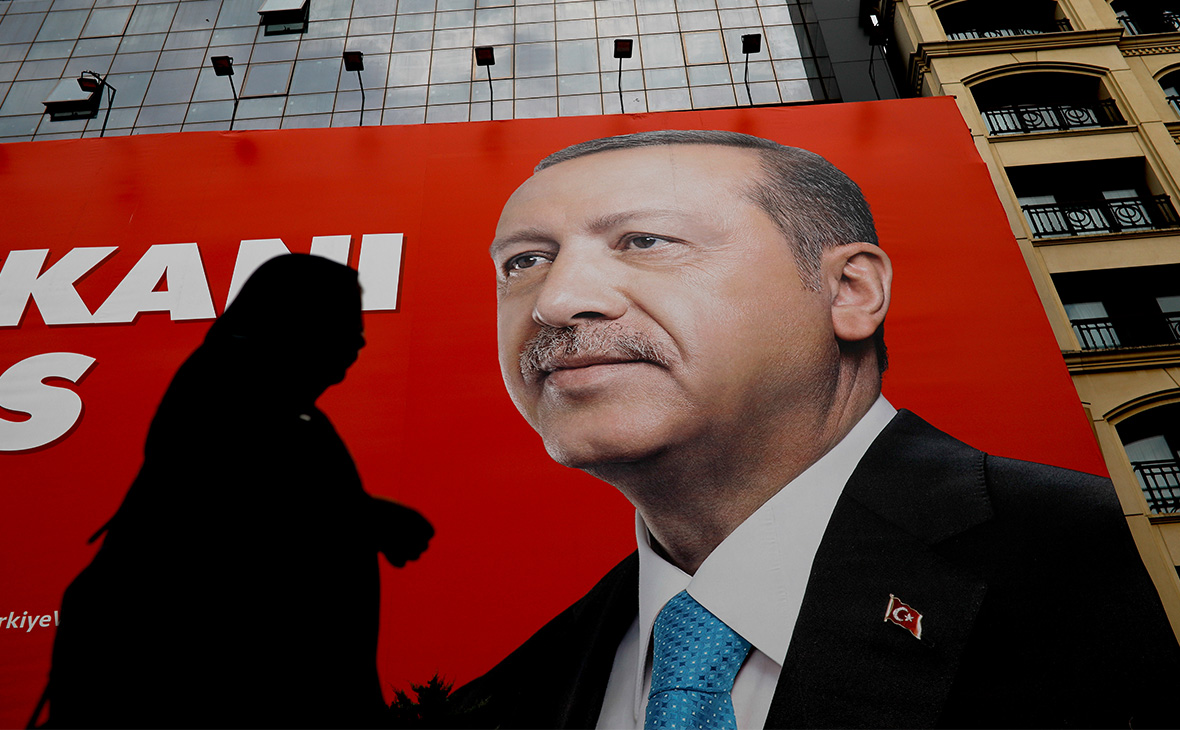 Плакат с изображением президента Турции Реджепа Тайипа Эрдогана в Стамбуле
