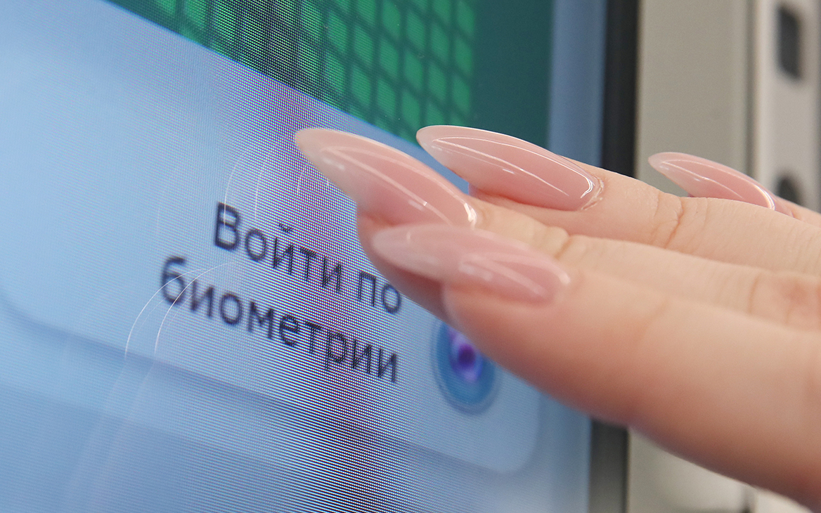 Половина россиян не поддержали создание властями биометрической системы