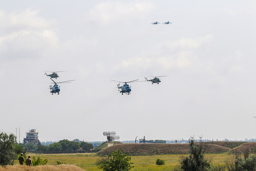 Военные&nbsp;вертолеты, пролетающие&nbsp;в Николаевской области Украины. В&nbsp;учениях были задействованы около 5 тыс. военных, 40 самолетов, 32 корабля, более 100 автомобилей и боевых машин