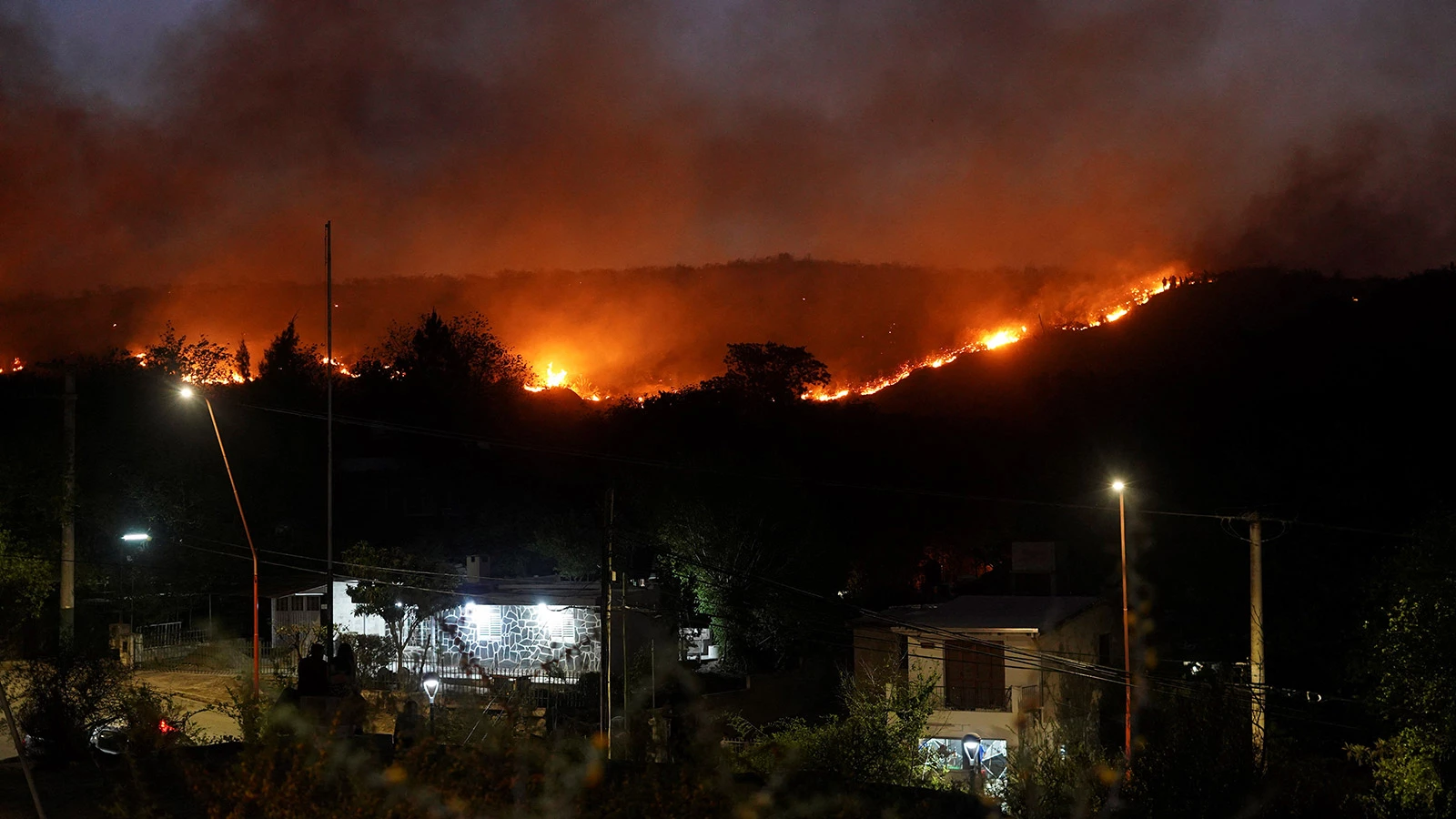<p>Лесной пожар вблизи города&nbsp;Вилья-Карлос-Пас, Аргентина, 10 октября 2023 года</p>