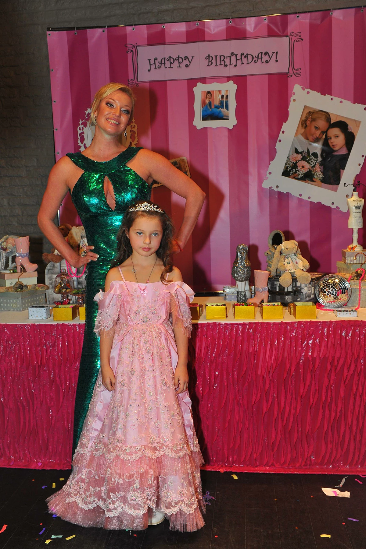 <p>На снимке: Анастасия Волочкова с дочерью Ариадной, 28 сентября 2013 года</p>