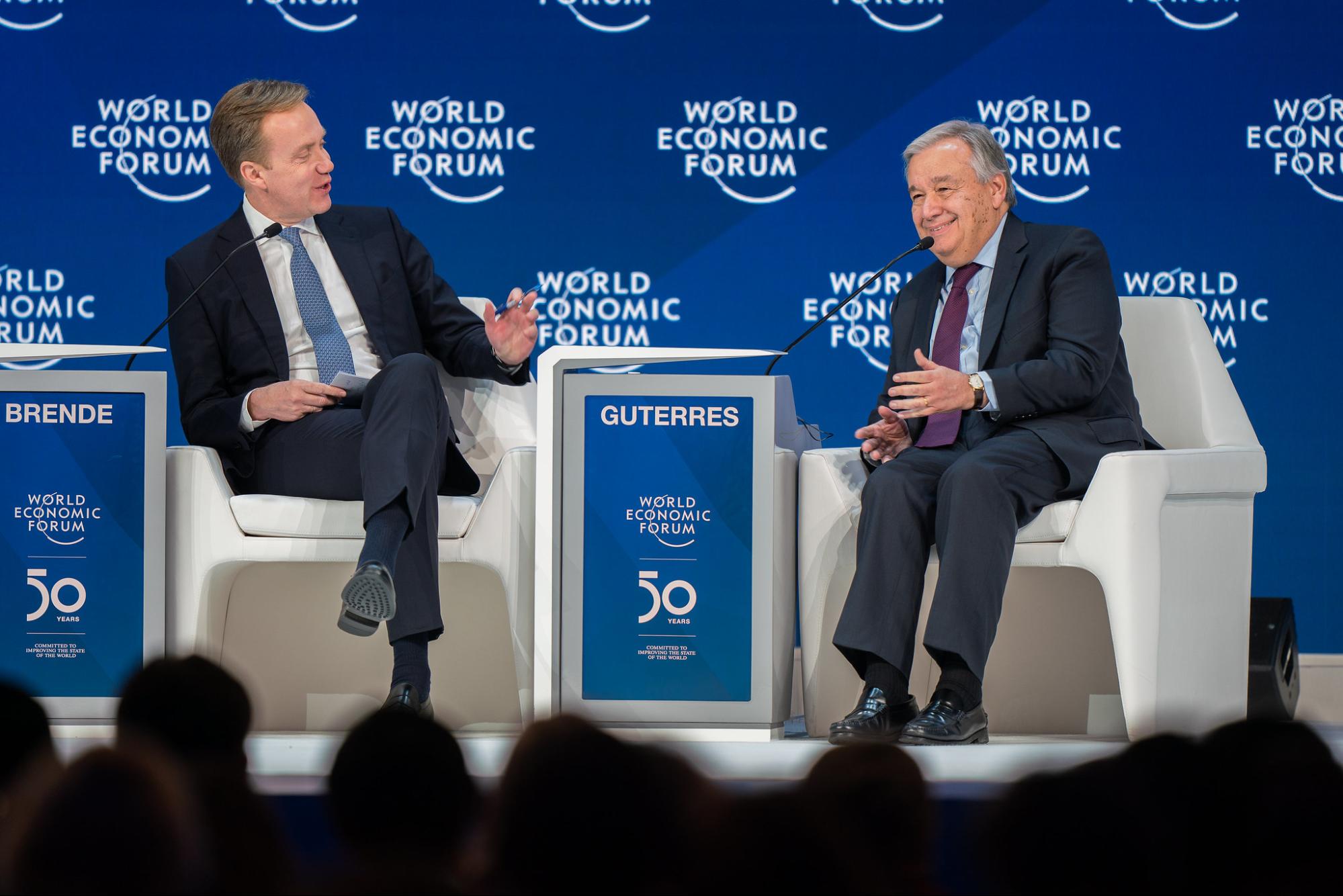 Антониу Гутерриш (справа) и Берге Бренде, президент Всемирного экономического форума, на WEF