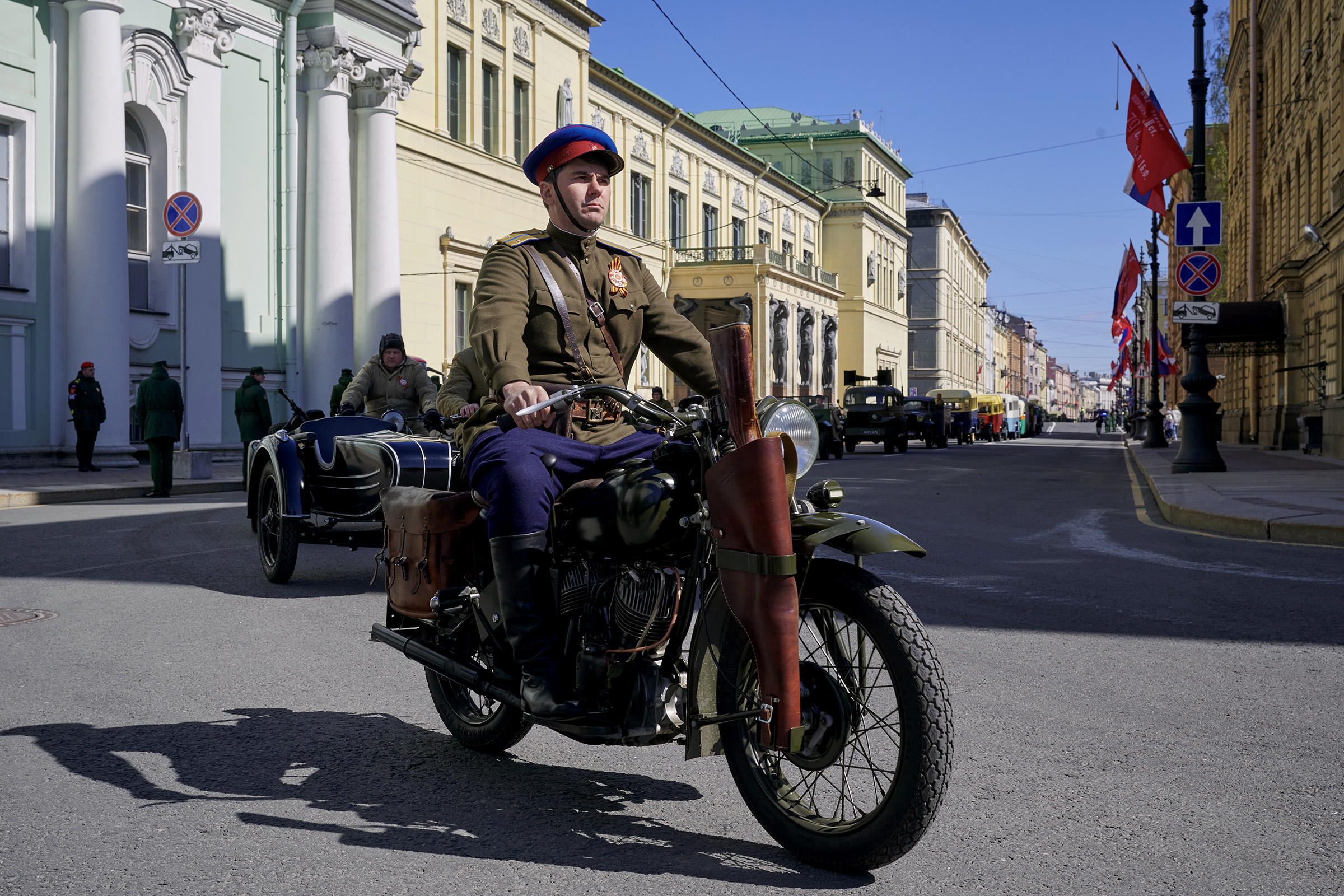 Парад военных и гражданских ретроавтомобилей времен Великой Отечественной войны в Санкт-Петербурге.