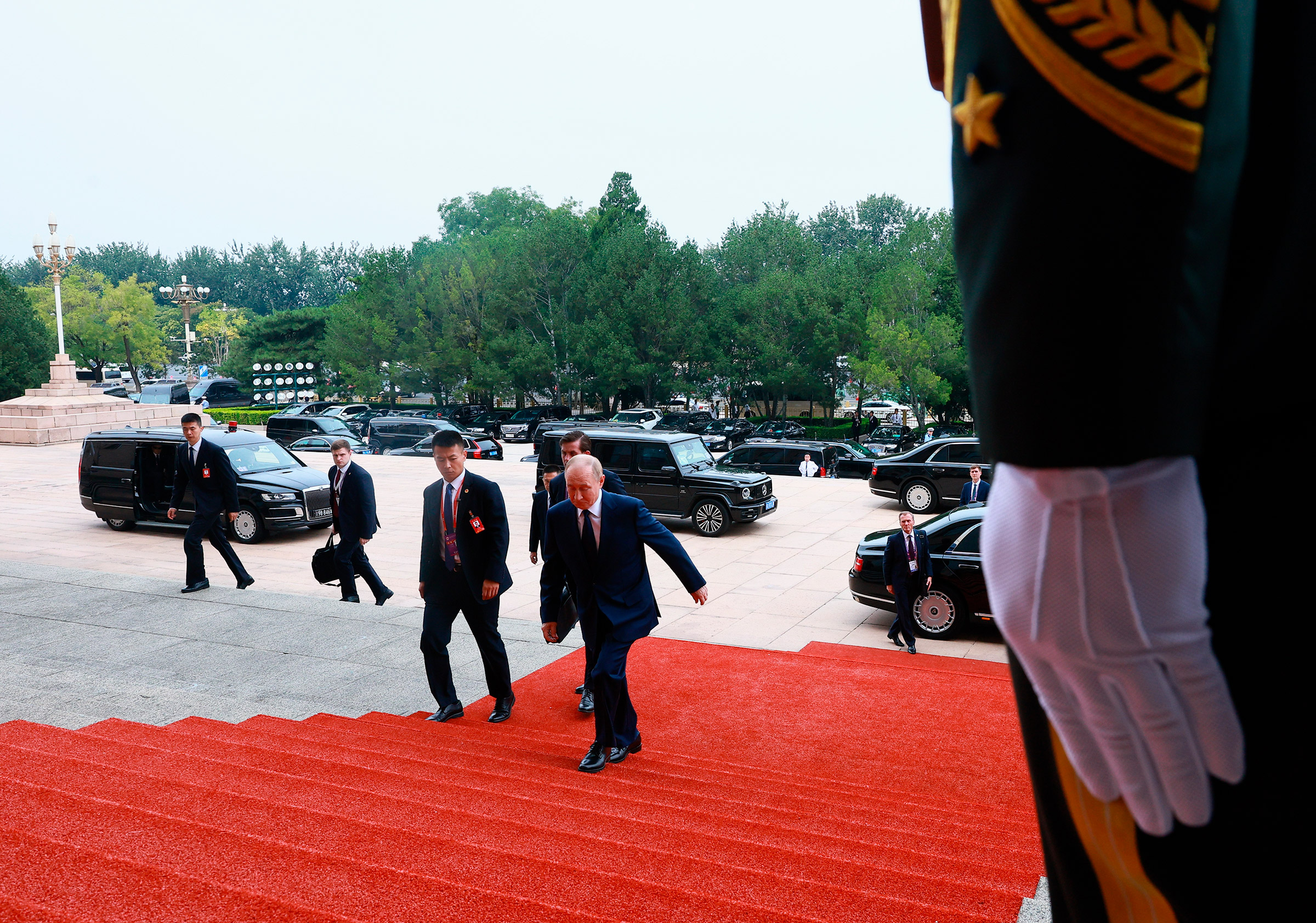 Утро 2 сентября началось с трехсторонней встречи лидеров России, Китая и Монголии&nbsp;&mdash; Владимира Путина, Си Цзиньпина и Ухнаагийна Хурэлсуха.