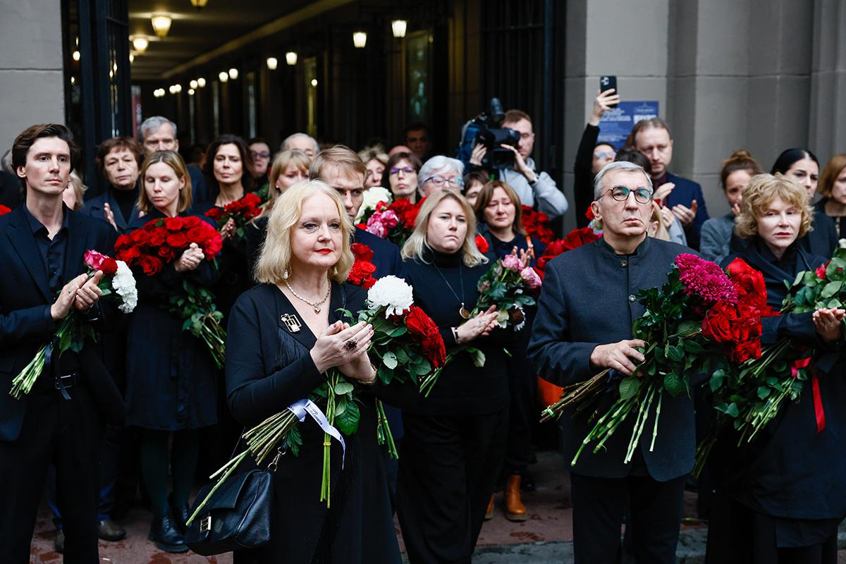 Церемония прощания с Владимиром Симоновым у Театра имени Евгения Вахтангова в Москве