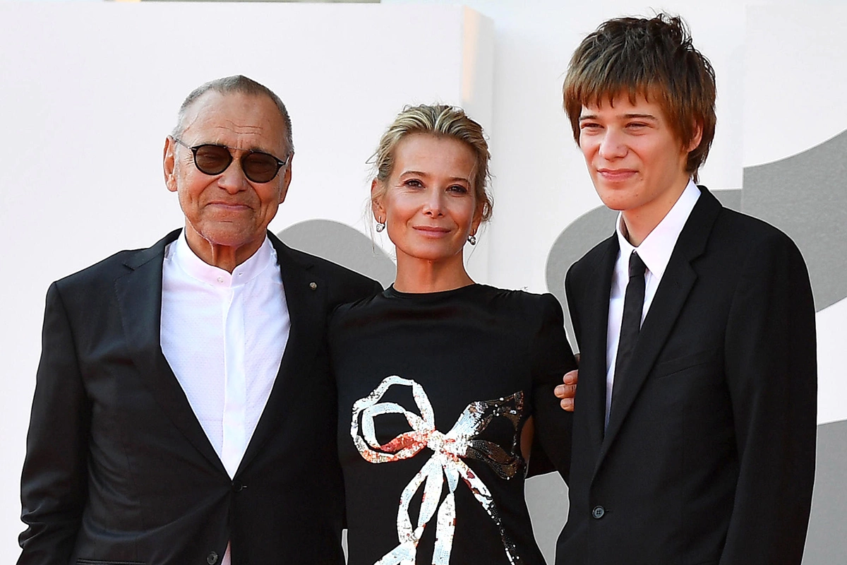 Режиссер Андрей Кончаловский, его супруга актриса Юлия Высоцкая и их сын Петр на премьере фильма «Дорогие товарищи» в рамках 77-го Венецианского кинофестиваля, 2020 год