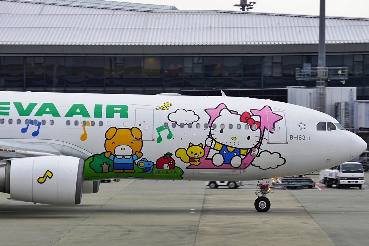 Самолет с изображением героев Hello Kitty