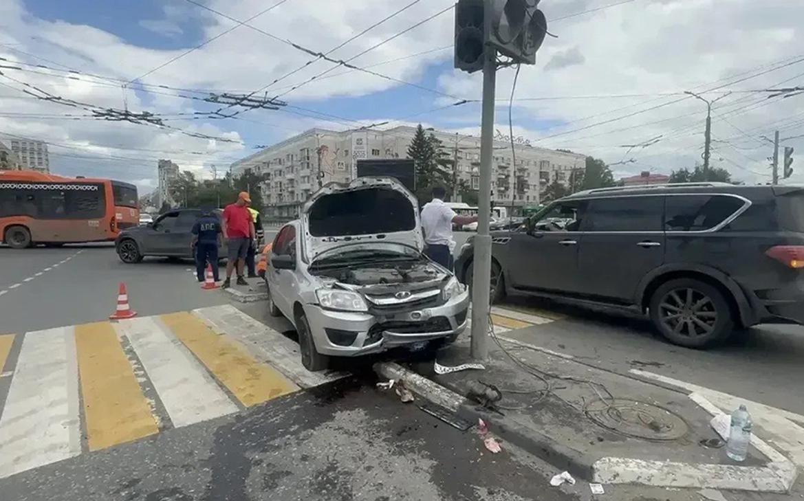 Автомобиль наехал на пешеходов в Омске, ранены восемь человек