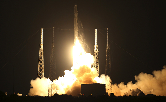 Ракета-носитель Falcon 9 с грузовым кораблем Dragon