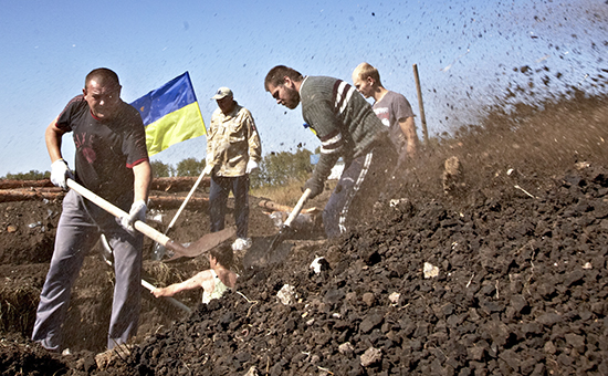 Украинские волонтеры роют ров на границе с Россией. Архивное фото