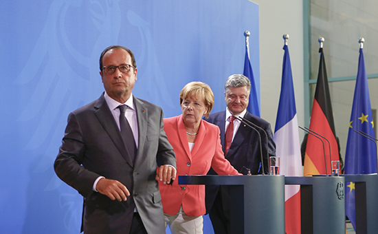 Президент Франции Франсуа Олланд, канцлер Германии Ангела Меркель и&nbsp;президент Украины Петр Порошенко ​ (слева направо) ​ во&nbsp;время встречи в&nbsp;Берлине