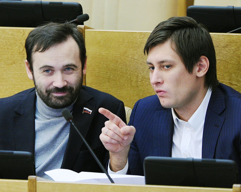Депутаты Госдумы Илья Пономарев и Дмитрий Гудков 