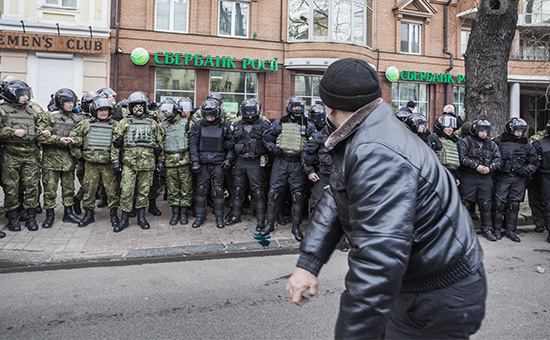 Неизвестный активист забрасывает камнями отделение Сбербанка РФ в центре города после шествия в рамках акции памяти во вторую годовщину событий на Майдане
&nbsp;