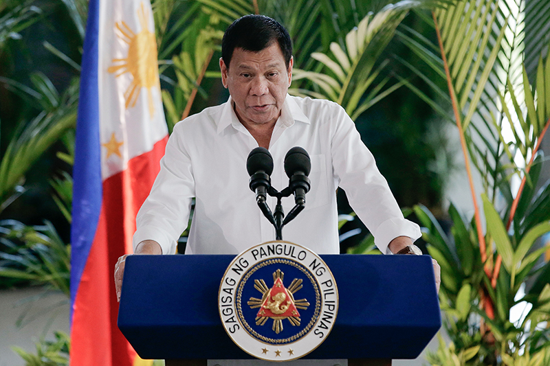 Еще один действующий президент&nbsp;&mdash;&nbsp;Родриго Дутерте с&nbsp;Филиппин, известный своим эксцентричным поведением, &mdash; отказался от&nbsp;проживания в&nbsp;президентском дворце, сказав, что&nbsp;там живет слишком много привидений.
