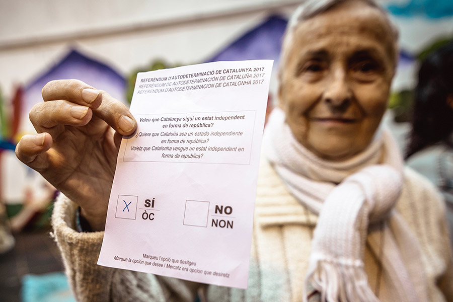 Женщина демонстрирует заполненный избирательный бюллетень на референдуме о независимости Каталонии&nbsp;
