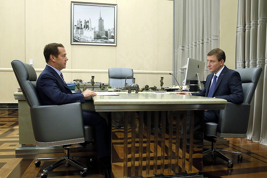 Дмитрий Медведев и Андрей Турчак во время встречи в Кремле 12 октября 2017 года


