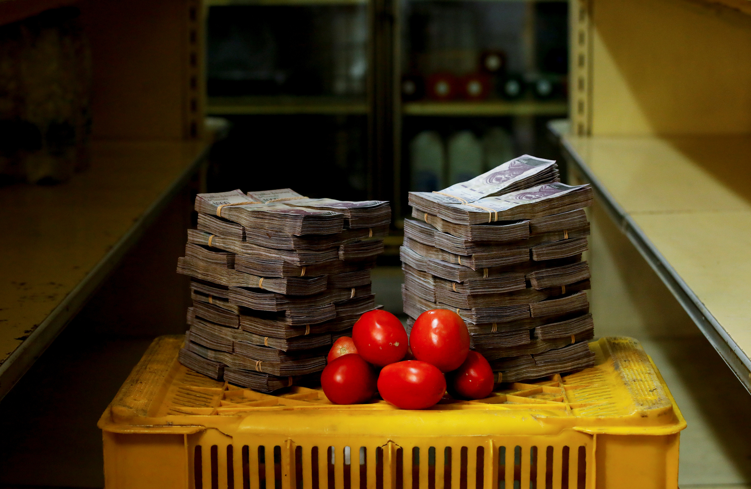 1&nbsp;кг помидоров стоит в магазине Каракаса 5 млн боливаров, или $0,76
