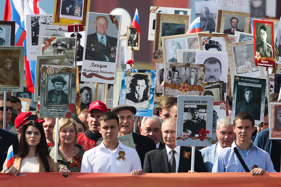 Президент России Владимир Путин во время акции памяти &laquo;Бессмертный полк&raquo; на Красной площади в День Победы